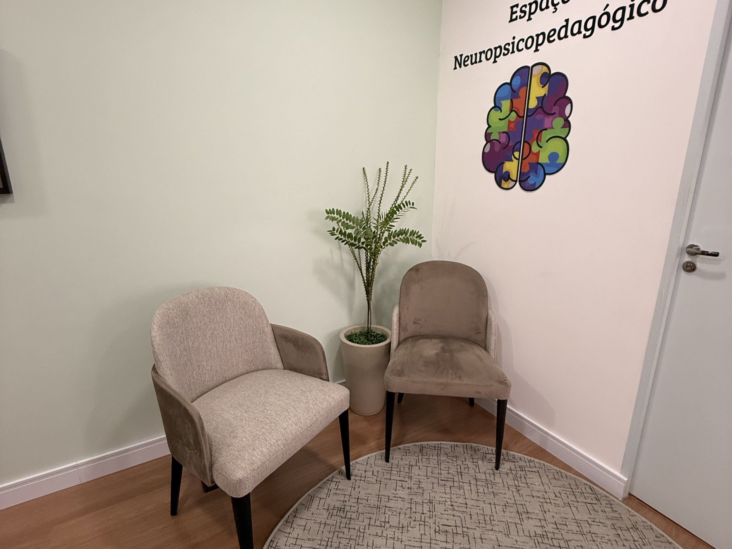 Parede com a identidade neuropsicopedagógica do espaço